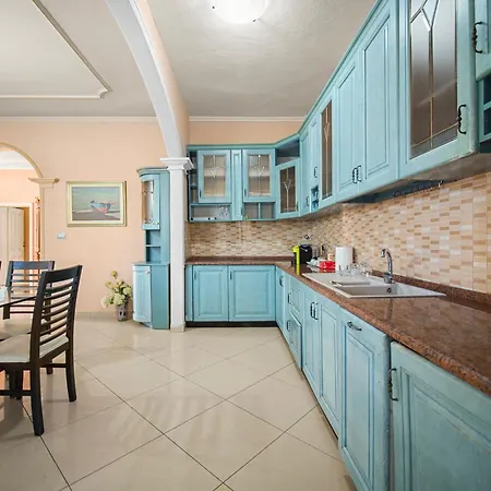 Rroshaj Penzion Tirana